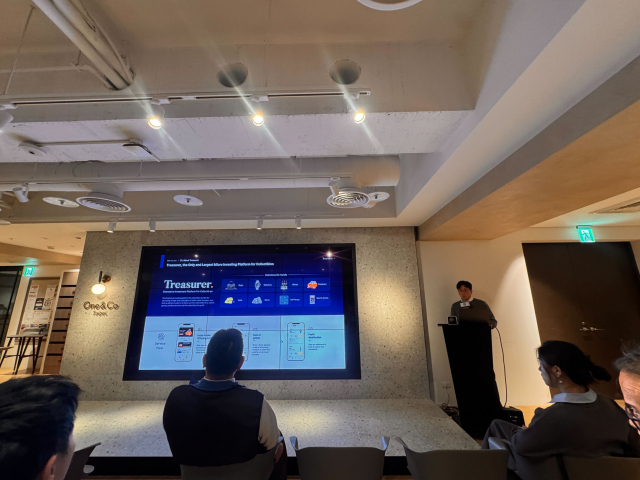 밋 타이페이 2025에서 금융 분석 플랫폼 &#039;알파렌즈&#039; 서비스를 소개하고 있다. /사진=트레져러