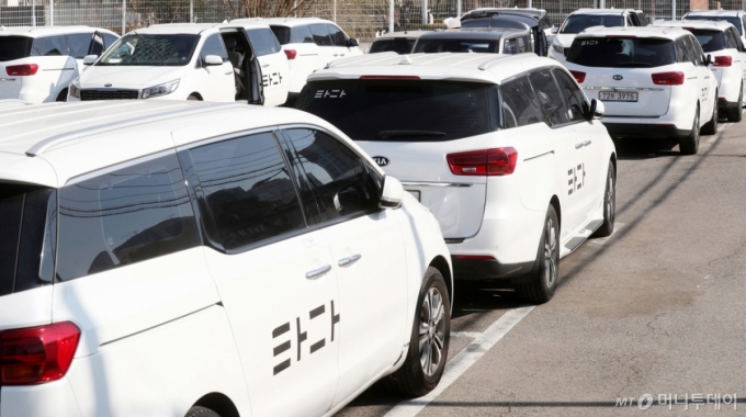 2020년 한 때 서울 영등포구의 차고지에 타다 차량들이 주차돼 있다./사진=김휘선 기자