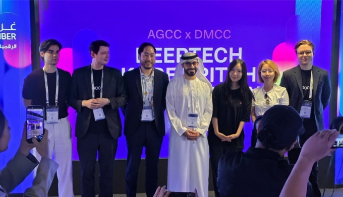 김수현 수앤캐롯츠 대표(오른쪽 세번째)가 두바이 자이텍스에서 열린 피칭대회에서 두바이 측 관계자(가운데) 등과 기념촬영을 하고있다./사진=탭엔젤파트너스 