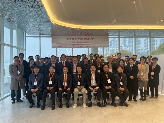 25일 서울 반포 한강변 복합문화공간 &#039;더리버&#039;에서 열린 오픈이노베이션 프로젝트 &#039;HLB 뉴 웨이브&#039;의 &#039;2025 제1회 피치데이(2025 1st Pitch Day)&#039;에서 진양곤 HLB그룹 회장(첫 줄 가운데)과 기존 협력 기업 및 이번에 새로 선정된 기업 대표들, HLB그룹 주요 임직원들이 기념촬영을 하고 있다. /사진제공=HLB