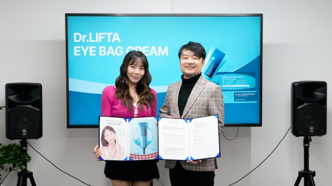 리듬체조 국가대표 출신 신수지 선수(왼쪽)와 박창우 순이엔티 대표가 기념사진을 촬영하고 있다. /사진=순이엔티 제공