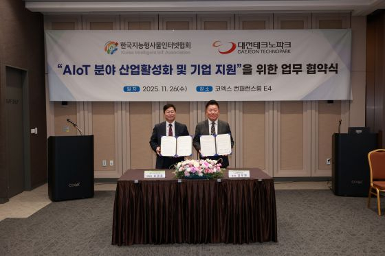 (왼쪽부터) 한국지능형사물인터넷협회 손경종 부회장, 대전테크노파크 김우연 원장/사진=한국지능형사물인터넷협회 