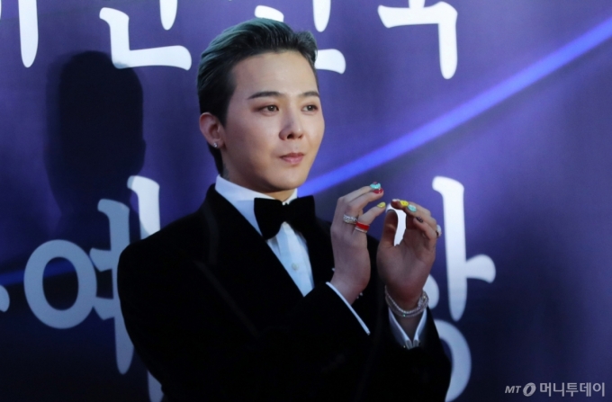 가수 지드래곤이 지난 10월 23일 오후 서울 중구 국립극장에서 열린 제16회 대한민국 대중문화예술상에서 레드카펫을 밟고 있다./사진=뉴시스