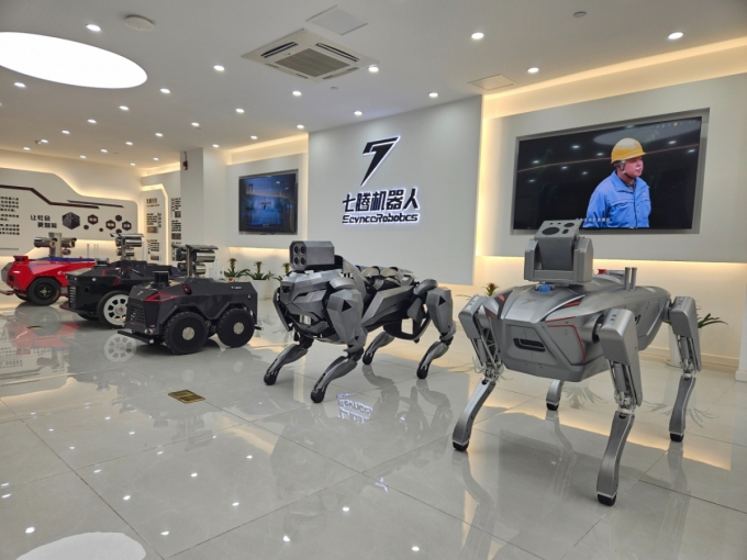 치텅 충칭 본사에 전시된 산업용 특수 로봇/사진=안정준 특파원