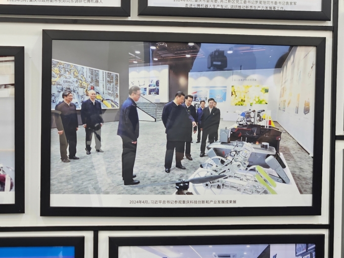 치텅 본사에 전시된 시진핑 중국 국가주석의 회사 방문 사진/사진=안정준 특파원