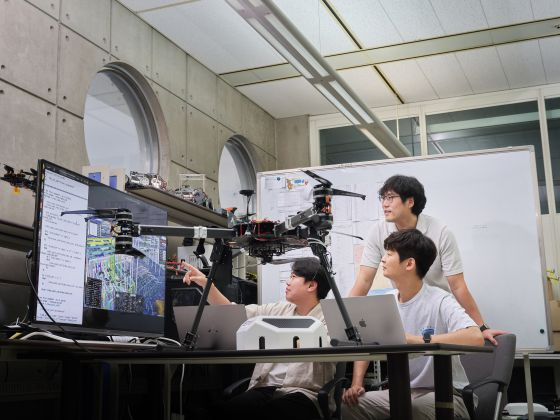 ETRI 에어모빌리티연구본부 소속 연구진이 DNA+드론 시스템의 실시간 자율비행 알고리즘 작동 상태를 점검하는 모습/사진=ETRI