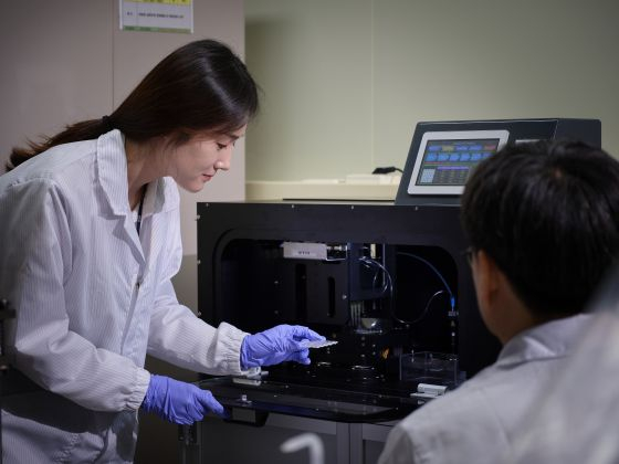 ETRI 진단치료기연구실 소속 연구원이 개인 맞춤형 정밀 진단기기 내부 시스템을 테스트하는 장면/사진=ETRI