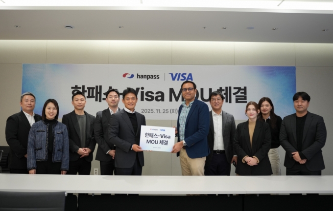 (왼쪽 다섯번째부터) 김경훈 한패스 대표, 스와프닐 마스데 비자다이렉트 아태지역 총괄이 전략적 업무협약 체결 이후 기념촬영을 하고 있다 /사진제공=한패스 