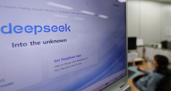 정부 부처들이 2월 6일 중국 인공지능 딥시크(Deepseek) 접속 차단에 대거 나선 가운데 6일 서울 종로구 정부서울청사 사무실에서 공무원들이 업무를 보고 있다./사진=뉴시스