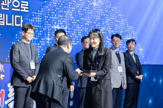 2025년 대한민국 창업지원 우수기관 선정 수상 모습(김선우 중소·벤처기술혁신정책연구센터장)/사진=STEPI