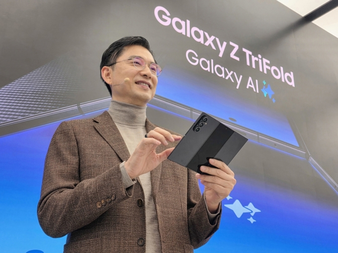임성택 삼성전자 한국총괄 부사장이 2일 열린 신제품 미디어 브리핑에서 갤럭시 Z 트라이폴드를 소개하고 있다. / 사진제공=삼성전자