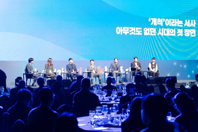 (왼쪽 두번째부터) 김하연 나눔비타민 대표, 강석훈 에이블맄퍼레이션 대표, 조현정 비트컴퓨터 회장, 백준호 퓨리오사에이아이 대표, 이세영 뤼튼테크놀로지스 대표, 예비창업자 장남호 학생이 2일 서울 삼성동에서 열린 &#039;벤처 30주년 기념식&#039;에서 벤처정신과 관련한 토크쇼를 진행하고 있다 /사진=벤처기업협회