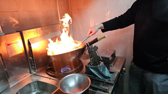 AI 웍 로봇으로 실제 요리를 만드는 모습, 주방인력은 음식재료가 잘 섞이도록 휘저어주는 일만 하면 된다/사진=류준영 기자 