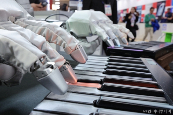 (라스베이거스(미국)=뉴스1) 신웅수 기자 = 세계 최대 정보기술(IT)·가전 전시회 &#039;CES 2025’ 둘째 날인 8일(현지시간) 미국 네바다주 라스베이거스 베네시안 엑스포에 마련된 이매지 톰 전시관에서 로봇 토모가 피아노를 연주하고 있다. 2025.1.9/뉴스1  Copyright (C) 뉴스1. All rights reserved. 무단 전재 및 재배포,  AI학습 이용 금지. /사진=(라스베이거스(미국)=뉴스1) 신웅수 기자