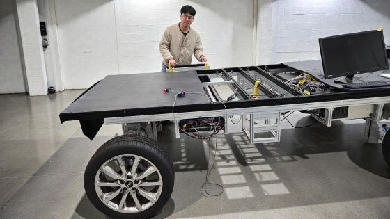 ETRI 연구진이 개발한 4륜독립조향 모빌리티 플랫폼의 제어성능 측정을 하는 모습/사진=ETRI