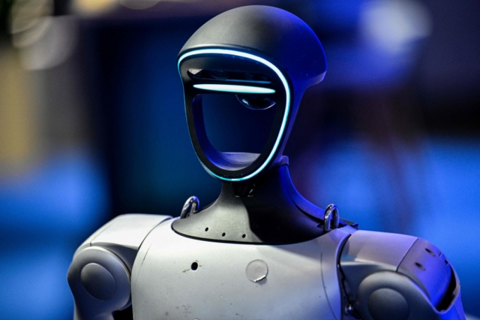 18일 상하이 신국제엑스포센터에서 열린 모바일 월드 콩그레스(MWC 2026)에서 리모컨으로 조종하는 로봇이 모습을 드러내고 있다. 2025.6.18  /AFPBBNews=뉴스1