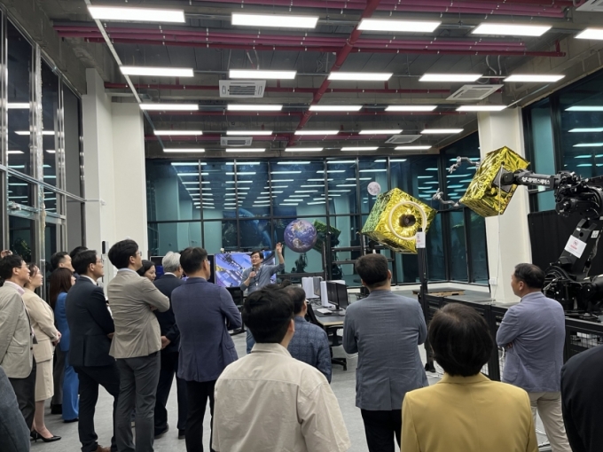 김해동 대표가 세종시 기업부설연구소 개소식에서 설명을 하고 있다/사진제공=워커린스페이스