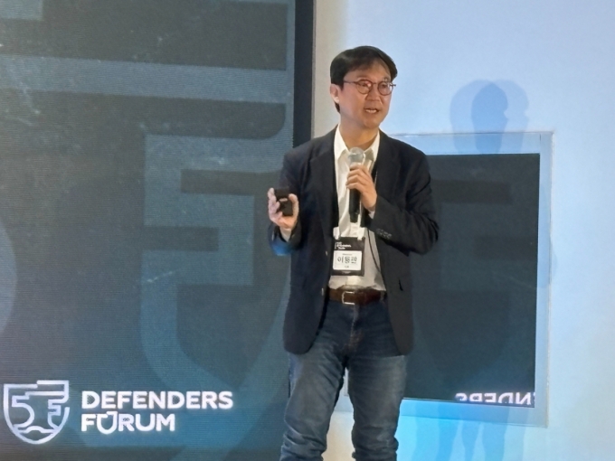 이용관 블루포인트파트너스 대표는 지난 5일 서울 용산구 국방컨벤션에서 열린 &#039;2025 디펜스 포럼&#039;에서 &#039;방위산업과 스타트업 그리고 모험자본의 역할&#039;을 주제로 발표하고 있다. / 사진=김인한 기자