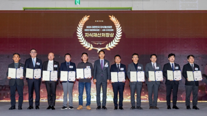 김영욱 프록시헬스케어 대표(오른쪽 3번째)를 비롯한 &#039;대한민국발명특허대전&#039; 지식재산처장상 수상자들이 기념사진을 촬영하고 있다. /사진=프록시헬스케어 제공