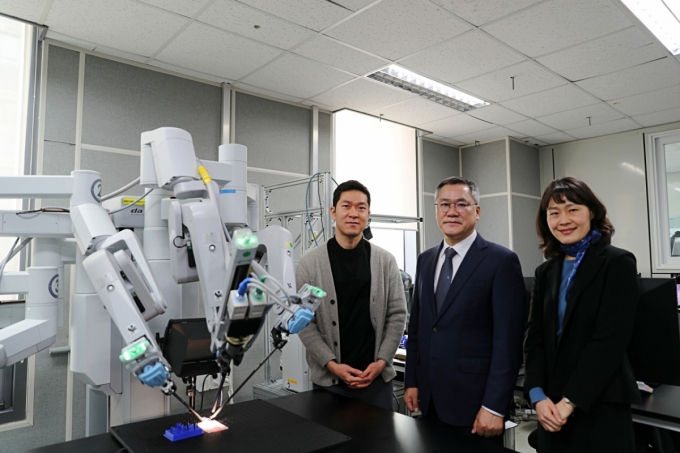 (왼쪽부터)황민호 DGIST 교수, 인튜이티브 서지컬 코리아의 최용범 대표와 진영 이사 /사진=DGIST 제공