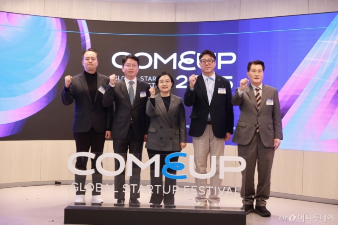 (서울=뉴스1) = 한성숙 중소벤처기업부 장관이 20일 서울 강남구 글로벌스타트업센터(GSC)에서 열린 &#039;컴업 2025&#039; 미디어데이에서 이정민 벤처기업협회 사무총장, 김학균 한국벤처캐피탈협회장, 한상우 코리아스타트업포럼 의장, 유종필 창업진흥원장과 기념 촬영을 하고 있다. (중소벤처기업부 제공. 재판매 및 DB 금지) 2025.11.20/뉴스1 Copyright (C) 뉴스1. All rights reserved. 무단 전재 및 재배포,  AI학습 이용 금지. /사진=(서울=뉴스1)
