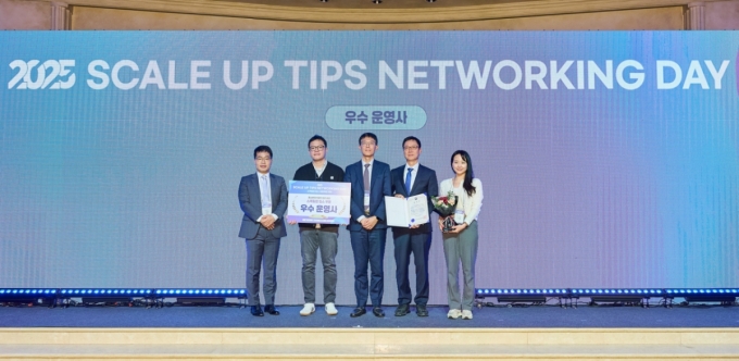 중소벤처기업부 주관 스케일업팁스 2기 운영사 컨소시엄 포상을 받은 캡스톤파트너스 컨소시엄의 일원이 기념 촬영을 했다. 왼쪽부터 이원규 퓨처플레이 파트너, 전위정 미래과학기술지주 실장, 황영호 중소벤처기업부 기술혁신정책관, 황태철 캡스톤파트너스 부사장, 이희윤 스파크랩 상무 /사진제공=퓨처플레이