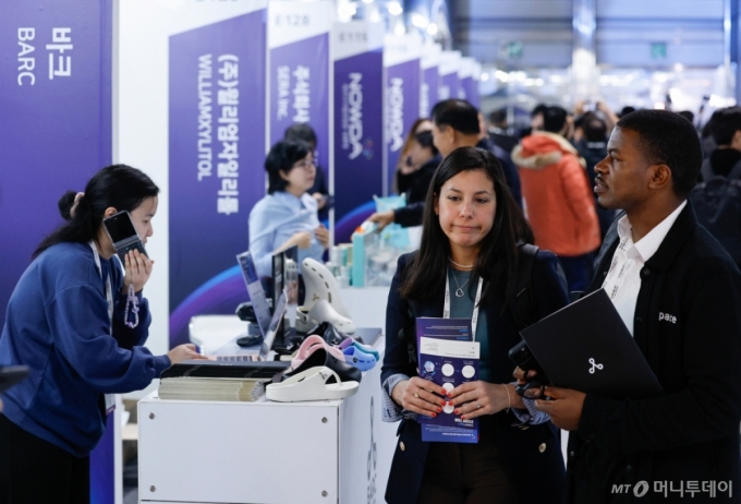 (서울=뉴스1) 안은나 기자 = 10일 서울 강남구 코엑스에서 열린 국내 최대 규모 글로벌 스타트업 페스티벌 '컴업(COME UP) 2025'을 찾은 바이어들이 부스를 둘러보고 있다. 2025.12.10/뉴스1  Copyright (C) 뉴스1. All rights reserved. 무단 전재 및 재배포,  AI학습 이용 금지. /사진=(서울=뉴스1) 안은나 기자