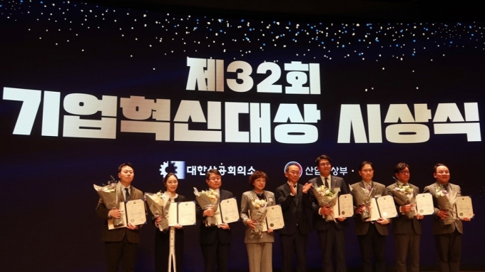 김민지 브이드림 대표(왼쪽 두번째) 등 ‘제32회 기업혁신대상’ 수상자들이 기념촬영을 하고 있다. /사진=브이드림 제공
