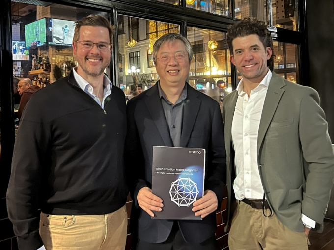 이준영 이모코그 대표(가운데)와 벤 메도우즈 퀀터릭스 최고상업책임자(CCO·왼쪽), 재커리 페르난데즈 Simoa 진단부문 부사장이 기념사진을 촬영하고 있다. /사진=이모코그 제공