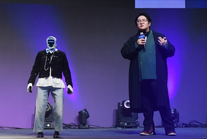 최용호 갤럭시코퍼레이션 대표가 지난 10일 서울 삼성동 코엑스에서 열린 컴업 2025에서 유니콘 입성과 미래 비전을 발표하고 있다/사진제공=갤럭시코퍼레이션