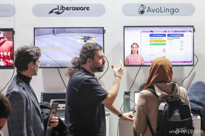 지난해 서울 강남구 코엑스에서 열린 글로벌 스타트업 페스티벌 &#039;컴업(COMEUP) 2024&#039;. 한국에 진출한 외국인 창업자들이 사업을 소개하고 있다. /사진=뉴스1