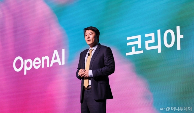 제이슨 권 오픈AI 최고전략책임자(CSO)가 지난9월 서울 광진구 파이팩토리 스튜디오에서 열린 오픈AI 한국 지사 설립 후 첫 기자간담회에서 오픈AI 코리아의 비전을 발표하고 있다./사진=뉴스1  이날 오픈AI는 아시아 세 번째 지사인 오픈AI 코리아를 공식 출범했다. 2025.9.10/뉴스1  Copyright (C) 뉴스1. All rights reserved. 무단 전재 및 재배포,  AI학습 이용 금지. /사진=(서울=뉴스1) 박지혜 기자