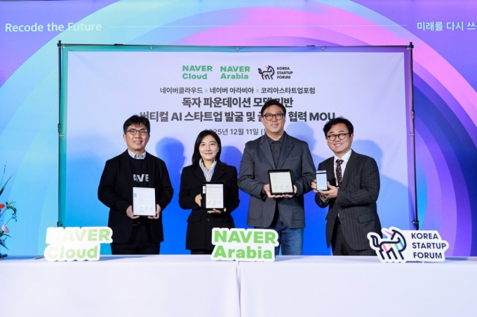 김유원 네이버클라우드 대표, 채선주 네이버 전략사업 대표, 한상우 코리아스타트업포럼 의장, 구태언 코리아스타트업포럼 정책 부의장이 업무협약을 맺은 후 기념 사진 촬영을 하고 있다./사진=네이버클라우드