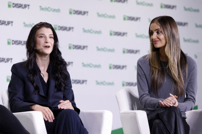 피아의 공동창업자인 피비 게이츠(왼쪽)와 소피아 키아니(오른쪽)가 10월 28일 캘리포니아 샌프란시스코 모스콘센터에서 열린 테크크런치 디스럽트 무대에서 연설하고 있다. /AFPBBNews=뉴스1