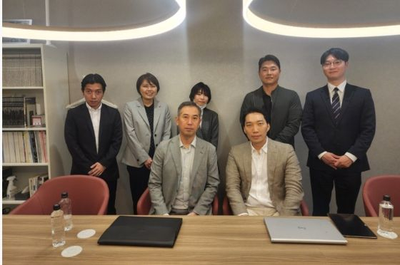 박종은 부대표(앞줄 오른쪽)를 비롯한 창소프트아이앤아이 관계자들과 일본 BSI 관계자들이 JV 설립 이후 기념촬영을 하고 있다 /자료사진=창소프트아이앤아이 