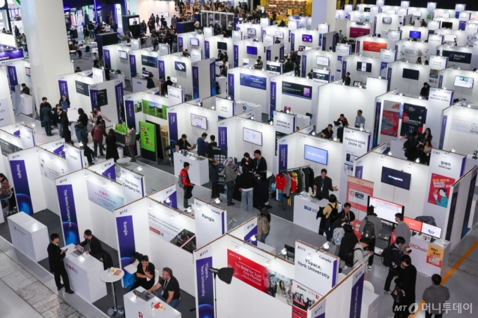 10일 서울 강남구 코엑스에서 열린 국내 최대 규모 글로벌 스타트업 페스티벌 &#039;컴업(COME UP) 2025&#039;를 찾은 관람객들이 부스를 둘러보고 있다. /사진=뉴스1