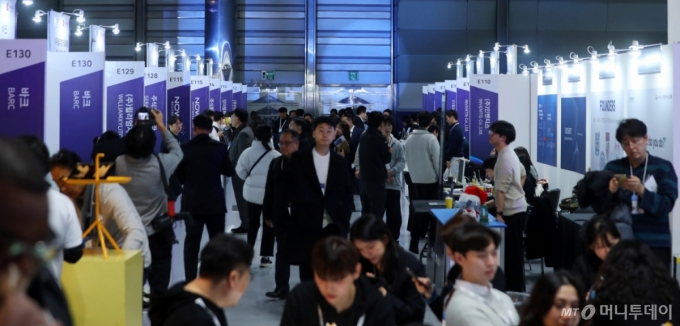 지난 10일 서울 강남구 코엑스에서 열린 글로벌 스타트업 페스티벌 '컴업(COMEUP) 2025'에서 관람객들이 부스를 둘러보고 있다. /사진=뉴시스