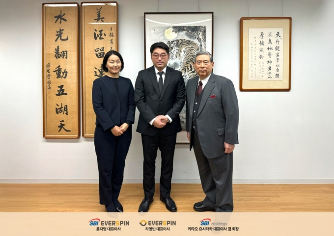 (왼쪽부터)윤자명 SBI 에버스핀 대표, 하영빈 에버스핀 대표, 키타오 요시타카 SBI 홀딩스 대표 겸 회장/사진제공=에버스핀