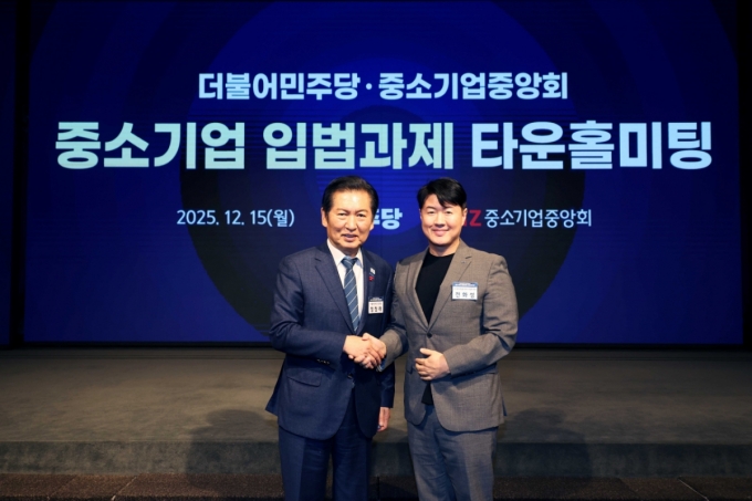 (왼쪽부터) 정청래 더불어민주당 의원, 전화성 초기투자액셀러레이터 협회장/사진제공=초기투자액셀러레이터협회