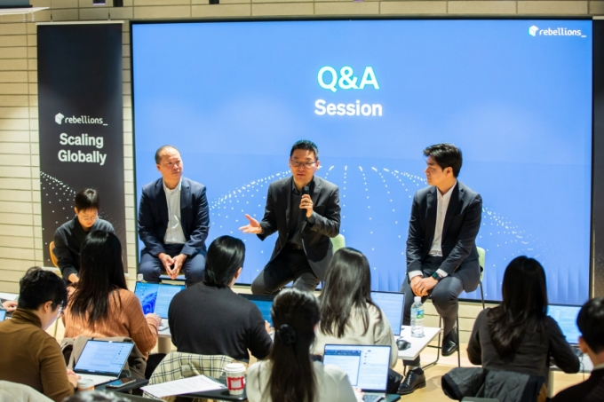 16일 경기도 성남시 리벨리온 본사에서 열린 기자간담회. (왼쪽부터) 리벨리온의 마샬 초이 CBO(최고사업책임자), 박성현 대표, 신성규 CFO(최고재무책임자)/사진=리벨리온