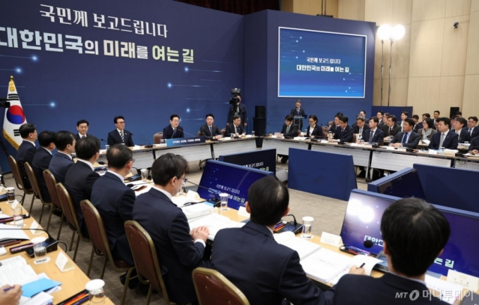 [세종=뉴시스] 최동준 기자 = 이재명 대통령이 17일 세종시 정부세종컨벤션센터에서 열린 산업통상자원부&middot;지식재산처&middot;중소벤처기업부 업무보고에서 발언하고 있다. (대통령실통신사진기자단) 2025.12.17. photocdj@newsis.com /사진=