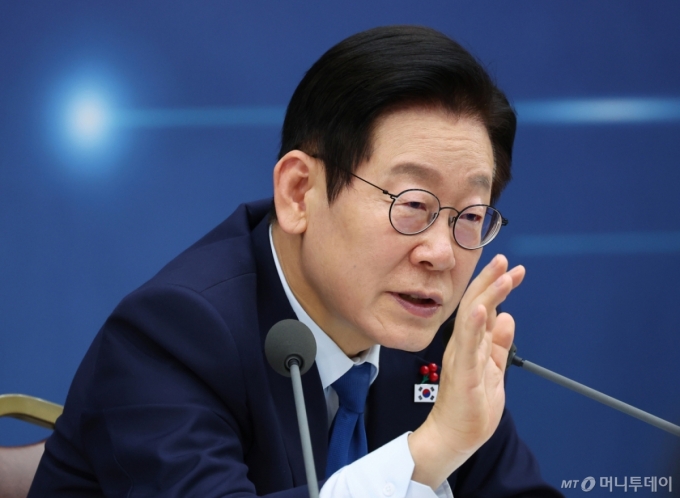 [세종=뉴시스] 최동준 기자 = 이재명 대통령이 17일 세종시 정부세종컨벤션센터에서 열린 산업통상부&middot;지식재산처&middot;중소벤처기업부 업무보고에서 김용선 지식재산처장에게 질문하고 있다. (대통령실통신사진기자단) 2025.12.17. photocdj@newsis.com /사진=