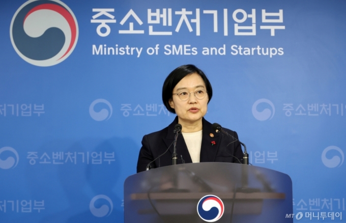 [세종=뉴시스] 강종민 기자 = 한성숙 중소벤처기업부 장관이 17일 세종시 정부세종청사에서 2026년 주요 업무계획을 발표하고 있다. 2025.12.17. ppkjm@newsis.com /사진=강종민