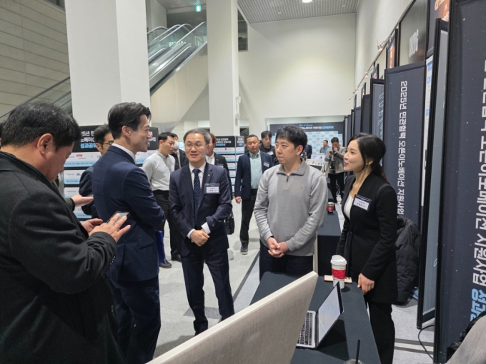 (오른쪽에서 두번째부터) 노용석 중소벤처기업부 차관, NH농협은행 엄을용 부행장, 스위치원 이명하 부장, 스위칭원 서정아 대표/사진제공=스위치원