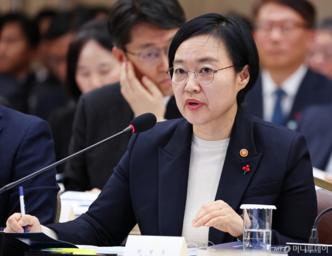 [세종=뉴시스] 한성숙 중소벤처기업부 장관이 17일 세종시 정부세종컨벤션센터에서 이재명 대통령에게 중소벤처기업부 업무보고를 하고 있다. 2025.12.17./사진=(대통령실통신사진기자단) 