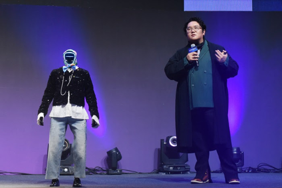 지난 10일 서울 삼성동 코엑스에서 열린 '컴업 2025'에서 최용호 갤럭시코퍼레이션 대표가 아이돌 휴머노이드 로봇을 소개하고 있다/사진제공=갤럭시코퍼레이션 