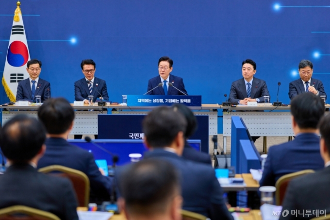 이재명 대통령이 17일 세종시 정부세종컨벤션센터에서 열린 산업통상자원부&middot;지식재산처&middot;중소벤처기업부 업무보고에서 발언하고 있다. /사진=대통령실 제공