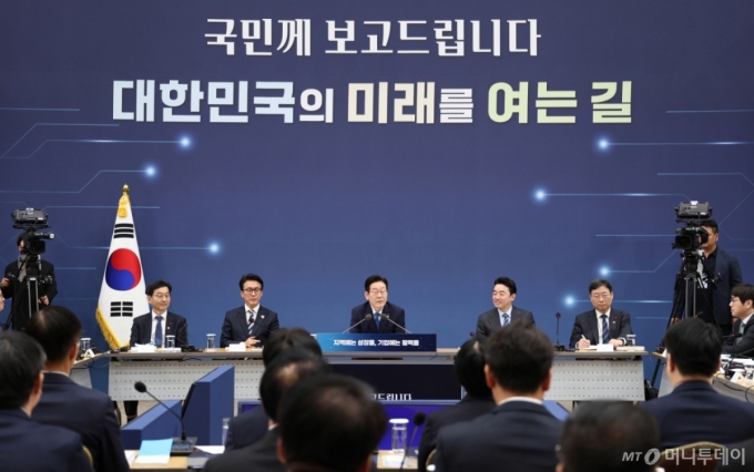 [세종=뉴시스] 최동준 기자 = 이재명 대통령이 17일 세종시 정부세종컨벤션센터에서 열린 산업통상자원부&middot;지식재산처&middot;중소벤처기업부 업무보고에서 발언하고 있다. 2025.12.17./사진=(대통령실통신사진기자단) 