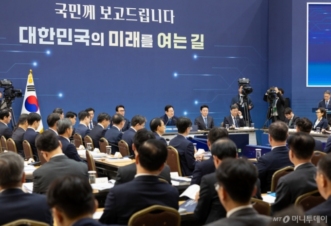 (서울=뉴스1) 허경 기자 = 이재명 대통령이 17일 세종시 정부세종컨벤션센터에서 열린 산업통상자원부&middot;지식재산처&middot;중소벤처기업부 업무보고에서 발언하고 있다. (대통령실 제공. 재판매 및 DB 금지) 2025.12.17/뉴스1  Copyright (C) 뉴스1. All rights reserved. 무단 전재 및 재배포,  AI학습 이용 금지. /사진=(서울=뉴스1) 허경 기자