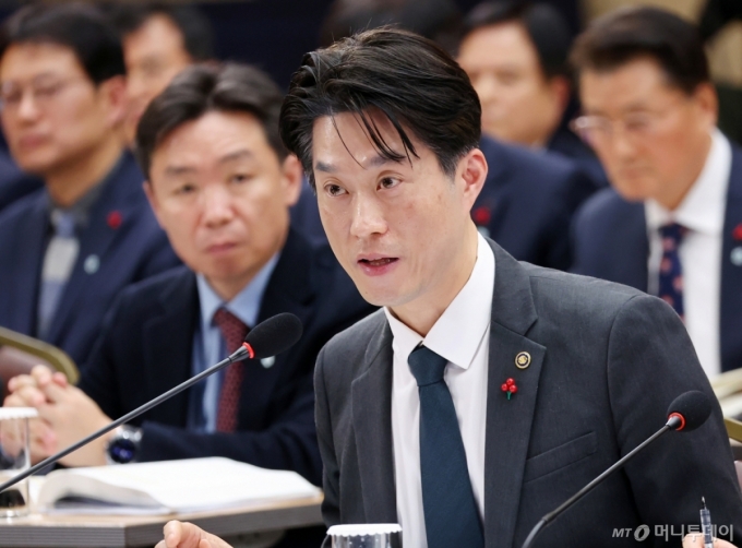 [세종=뉴시스] 최동준 기자 = 노용석 중소벤처기업부 제1차관이 17일 세종시 정부세종컨벤션센터에서 열린 산업통상부&middot;지식재산처&middot;중소벤처기업부 업무보고에서 이재명 대통령 질문에 답변하고 있다. (대통령실통신사진기자단) 2025.12.17. photocdj@newsis.com /사진=